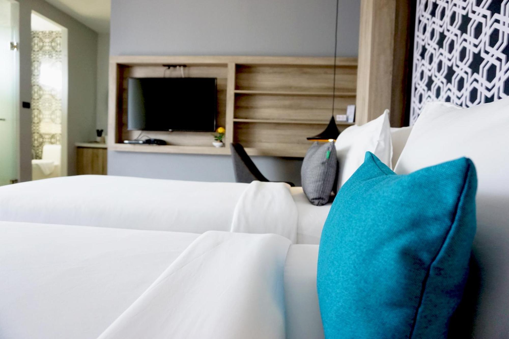 The Lake Chalong Hotel Sha Plus Bagian luar foto
